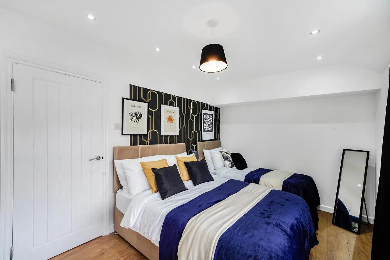Apartment Exquisite London Home - Parking - Sleeps 10 Dagenham