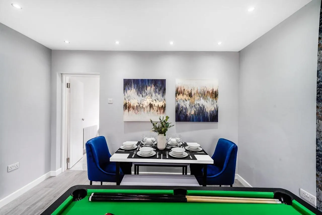 Apartment Exquisite London Home - Parking - Sleeps 10 Dagenham