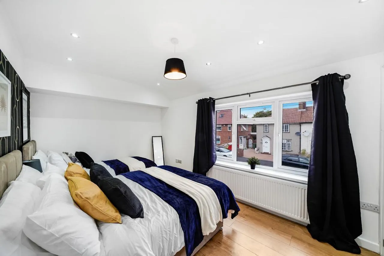 Exquisite London Home - Parking - Sleeps 10 Dagenham United Kingdom