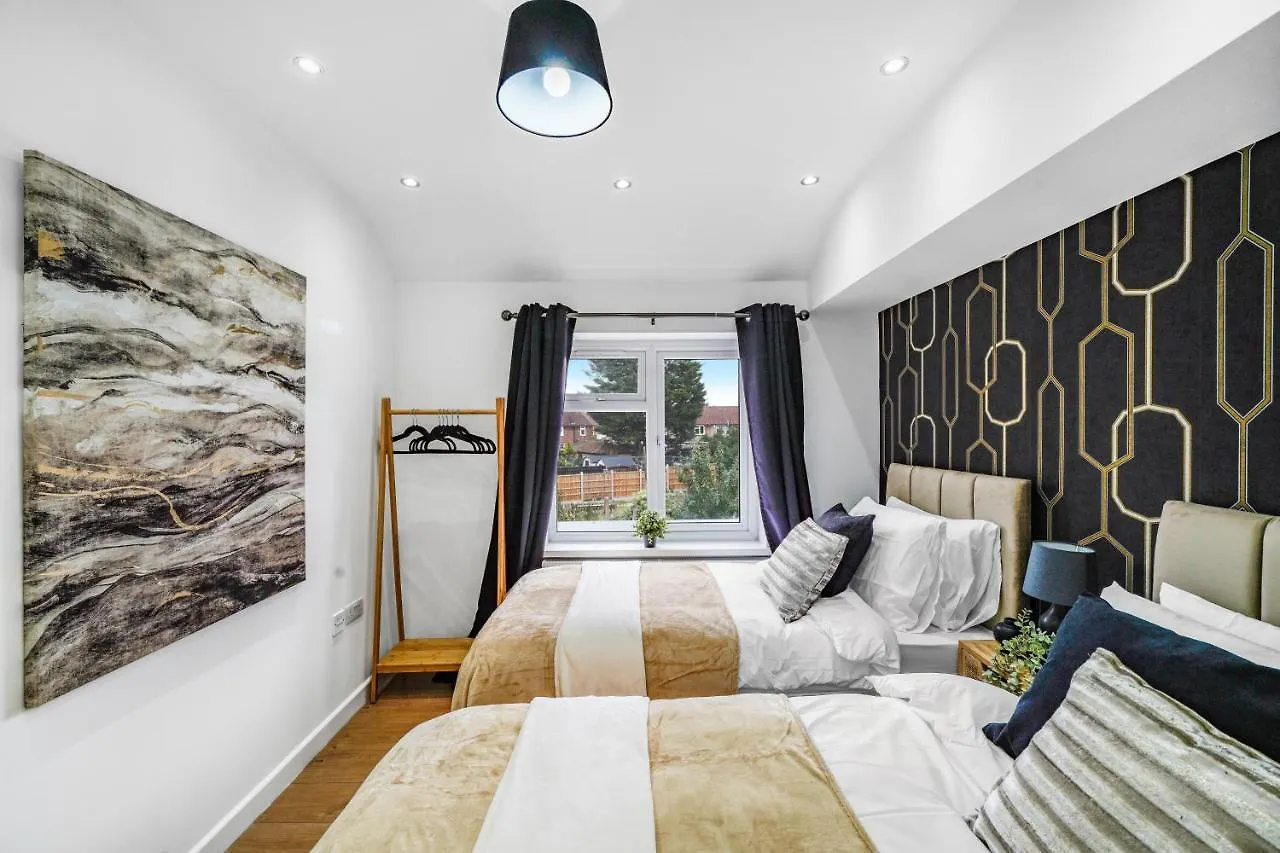 Apartment Exquisite London Home - Parking - Sleeps 10 Dagenham United Kingdom