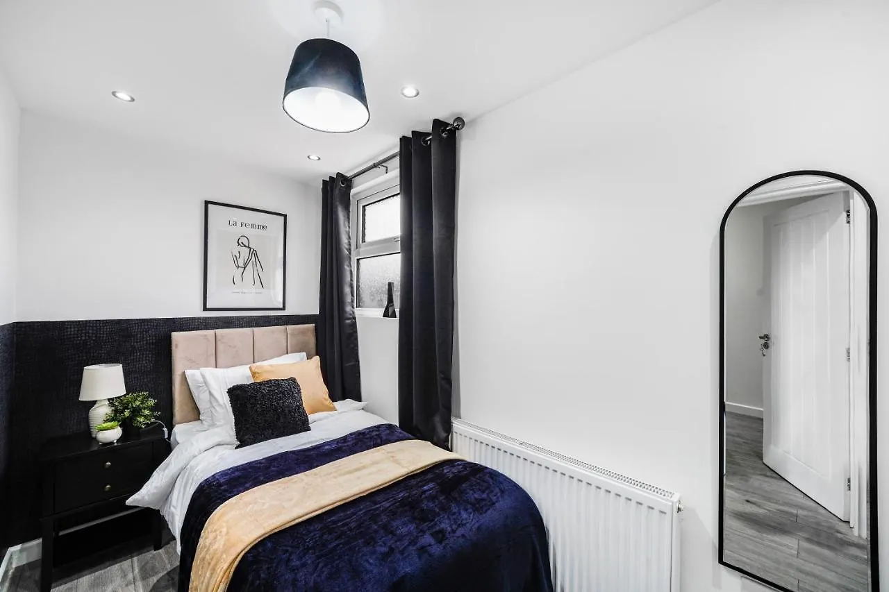 Exquisite London Home - Parking - Sleeps 10 Dagenham Apartment