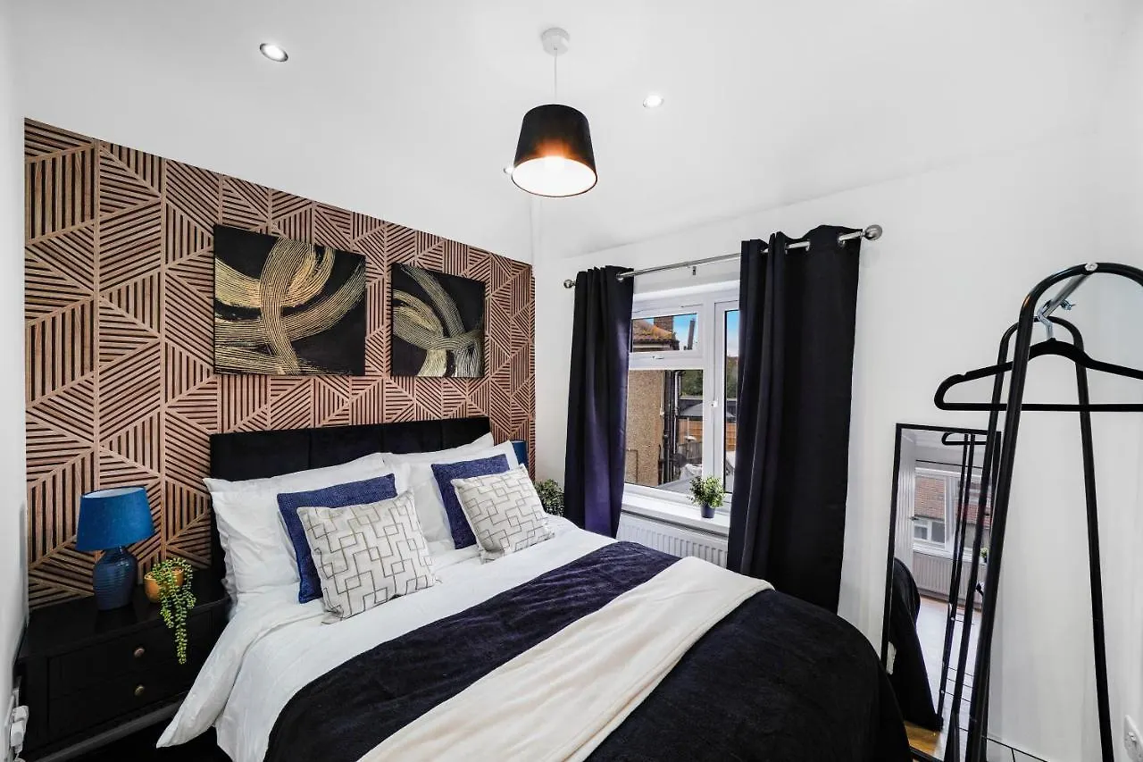 Apartment Exquisite London Home - Parking - Sleeps 10 Dagenham United Kingdom