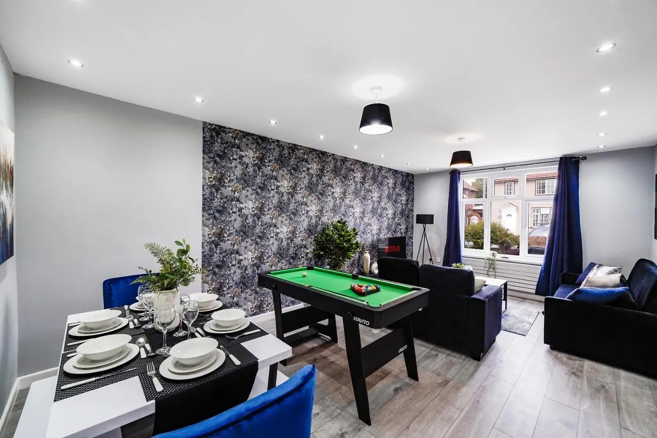 Exquisite London Home - Parking - Sleeps 10 Dagenham Apartment