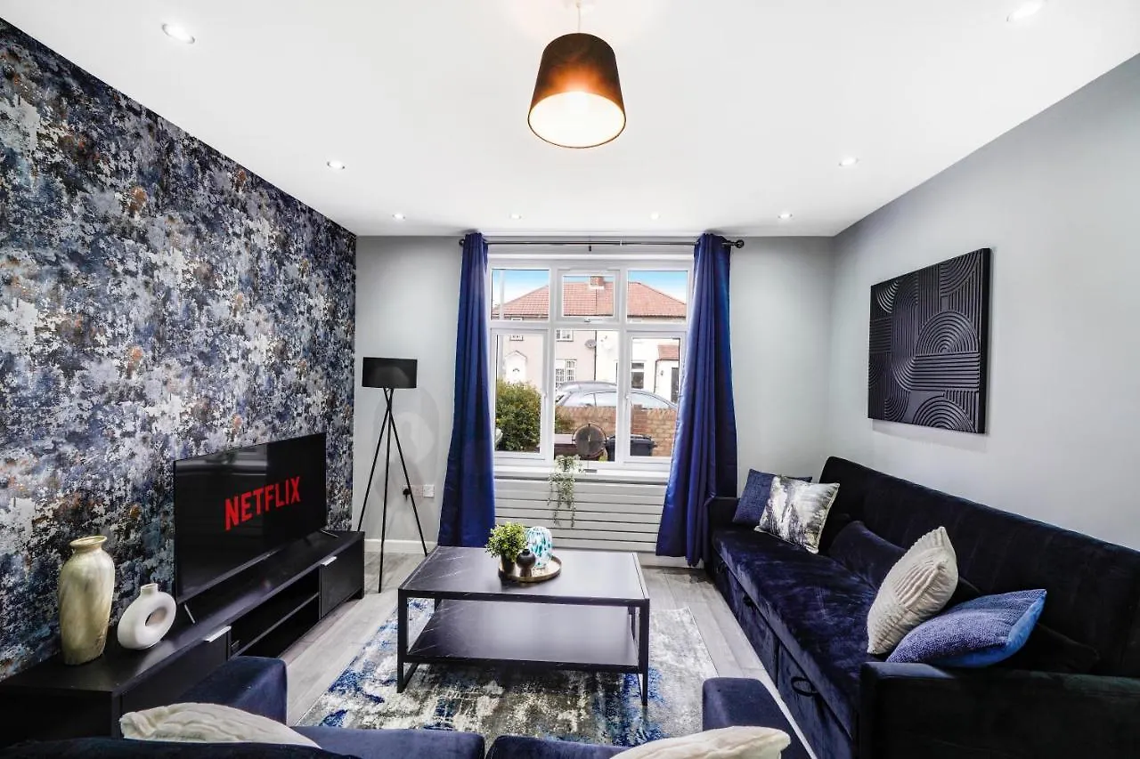 Exquisite London Home - Parking - Sleeps 10 Dagenham