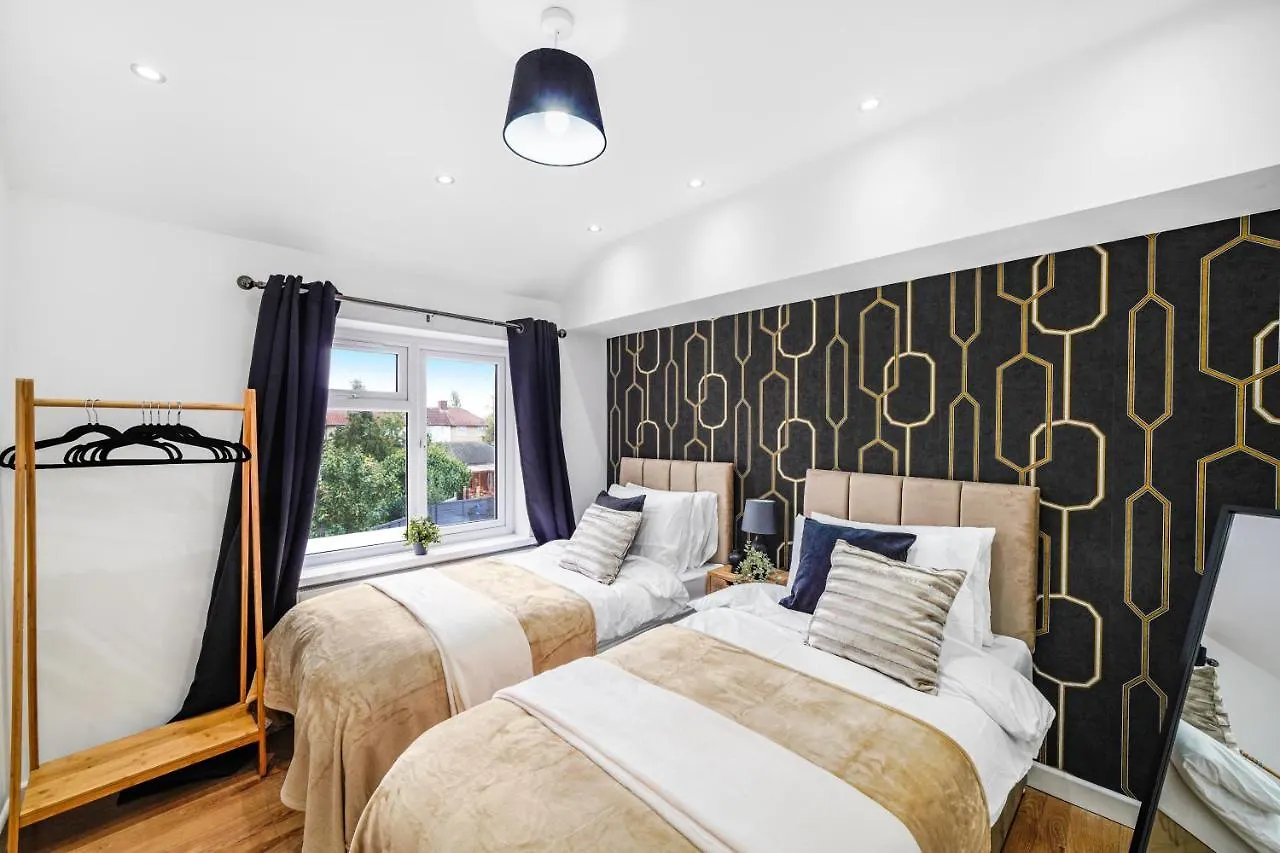 Apartment Exquisite London Home - Parking - Sleeps 10 Dagenham