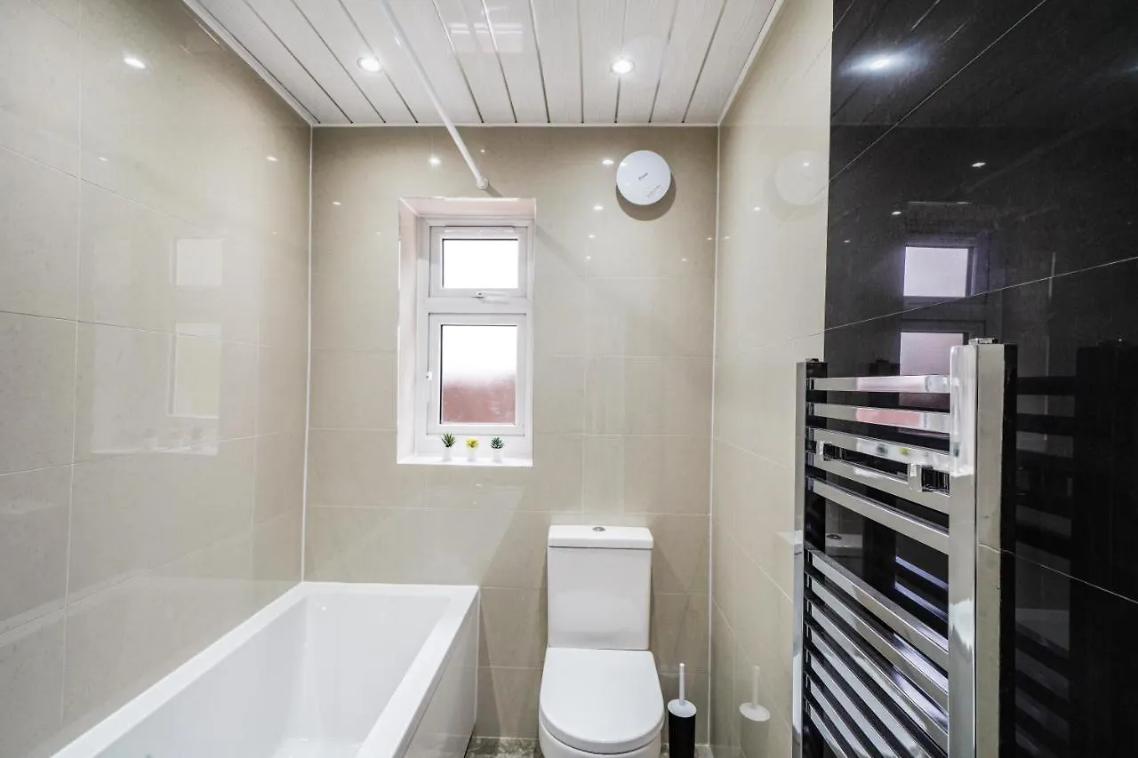 Exquisite London Home - Parking - Sleeps 10 Dagenham Apartment