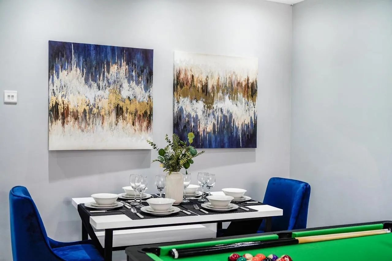 Apartment Exquisite London Home - Parking - Sleeps 10 Dagenham