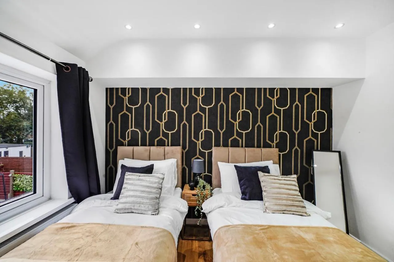 Exquisite London Home - Parking - Sleeps 10 Dagenham 0*,  United Kingdom