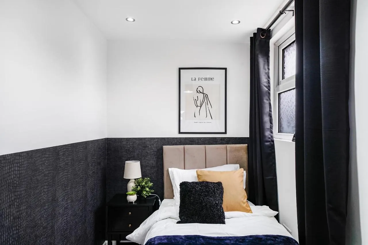 Exquisite London Home - Parking - Sleeps 10 Dagenham 0*,  United Kingdom