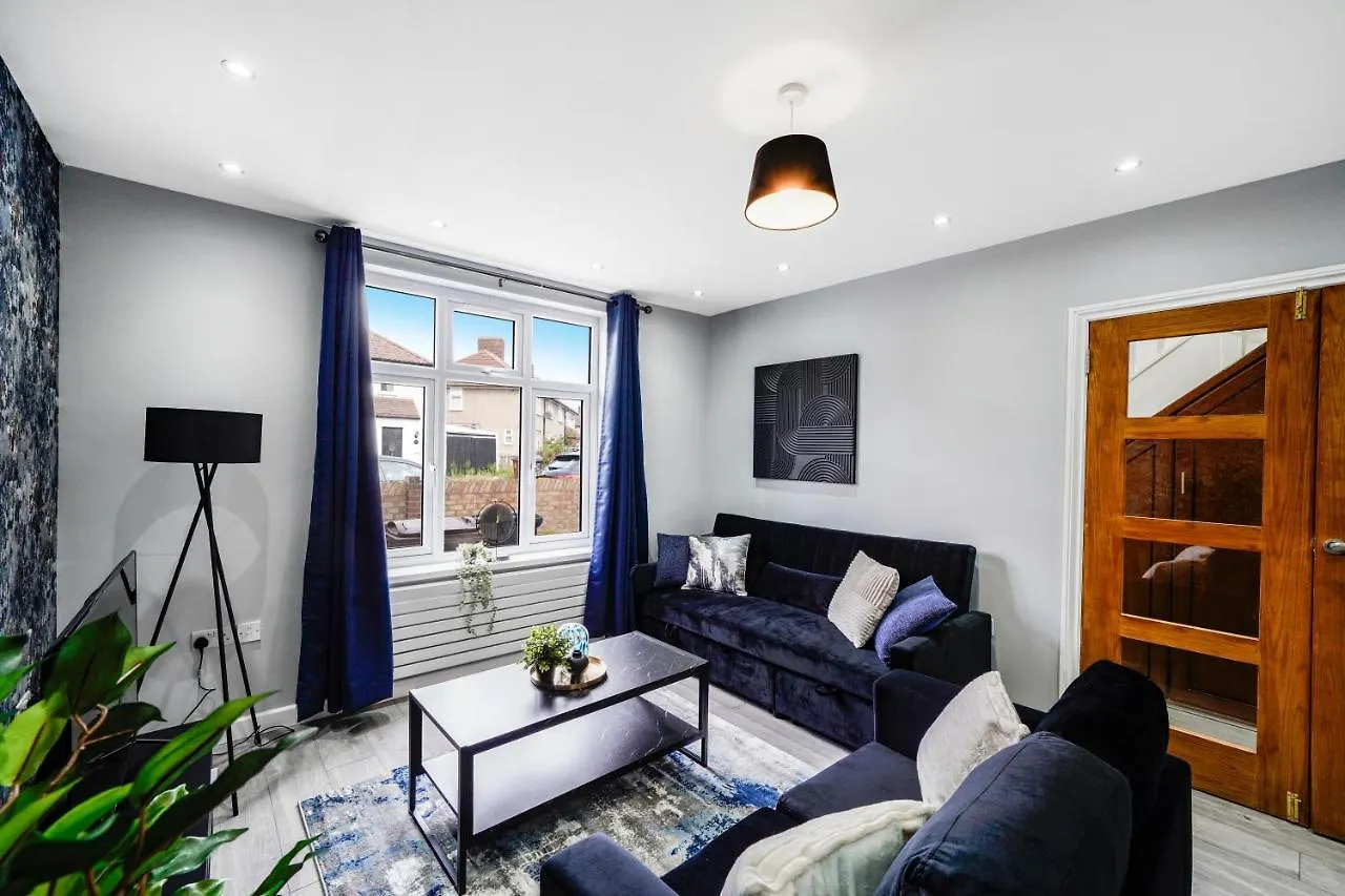 Exquisite London Home - Parking - Sleeps 10 Dagenham